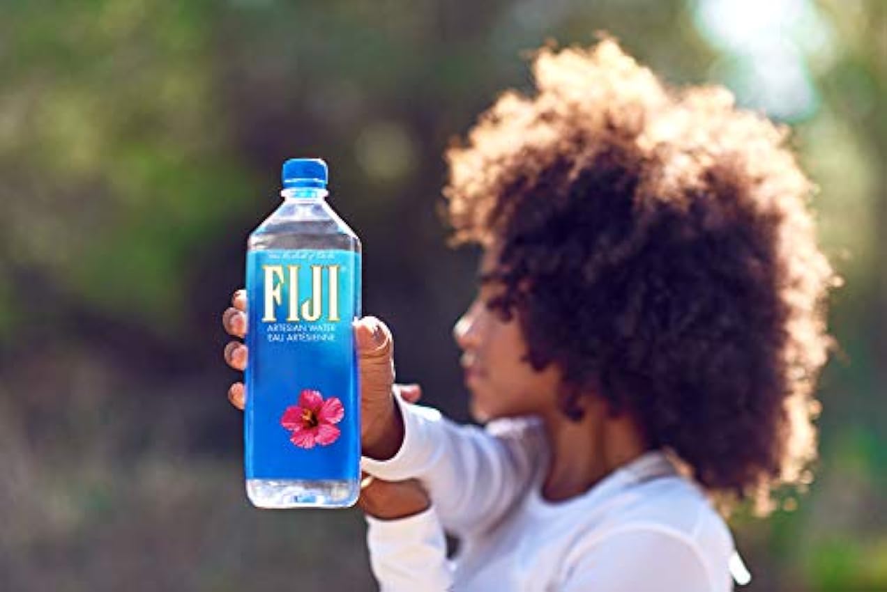 Fiji Water - Eau Artésienne Enrichie en Minéraux Plate des Îles Fidji - Filtration Naturelle, Conditionnée sans Contact avec la Main de l´Homme - lot de 6 Bouteilles PET 1L (6x1L) kuvrATBt